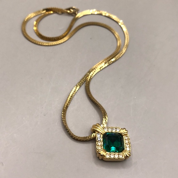 Vintage Avon Gold-Tone & Green Pendant Necklace - Picture 4 of 7